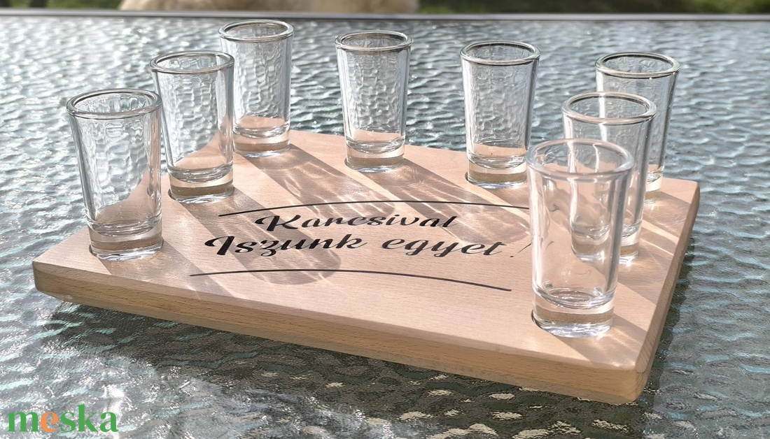 Egyedi Pálinkás Kínáló 8 Pohárral - Tömör Bükk - Személyre Szabható Felirattal - otthon & életmód - konyhafelszerelés, tálalás - tálalás - pálinkás poharak, szettek - Meska.hu