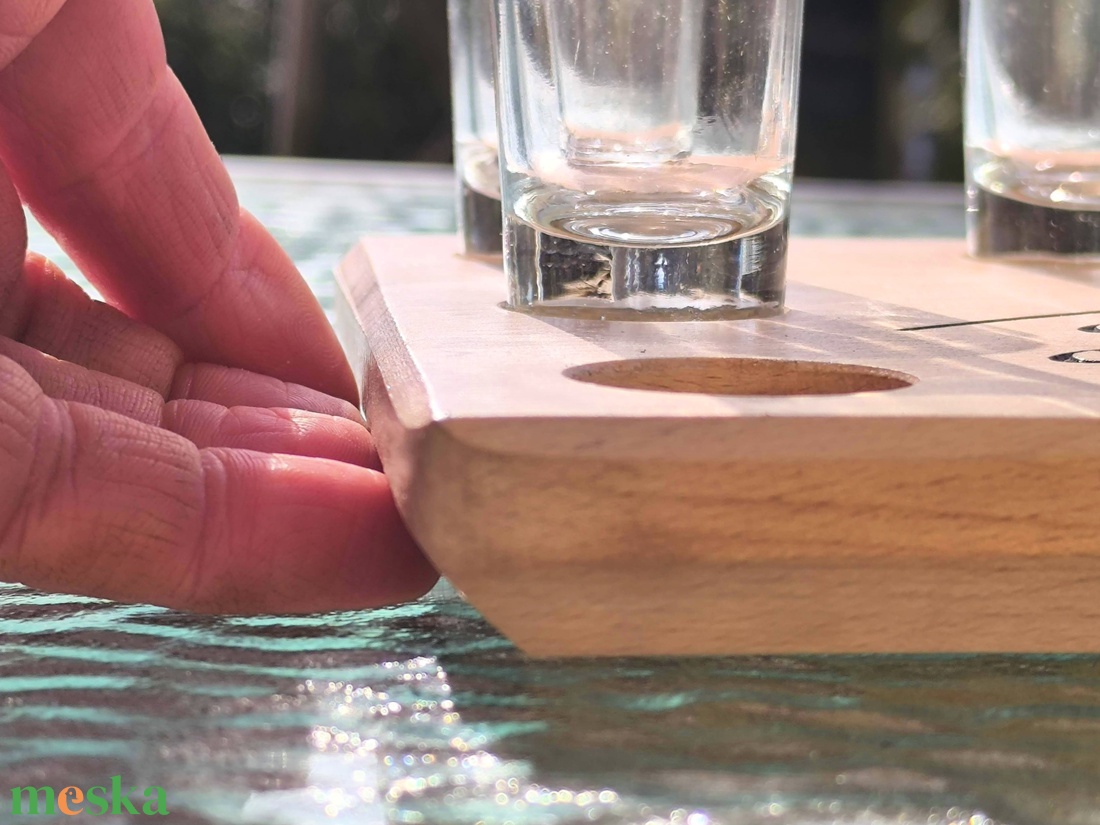 Egyedi Pálinkás Kínáló 8 Pohárral - Tömör Bükk - Személyre Szabható Felirattal - otthon & életmód - konyhafelszerelés, tálalás - tálalás - pálinkás poharak, szettek - Meska.hu