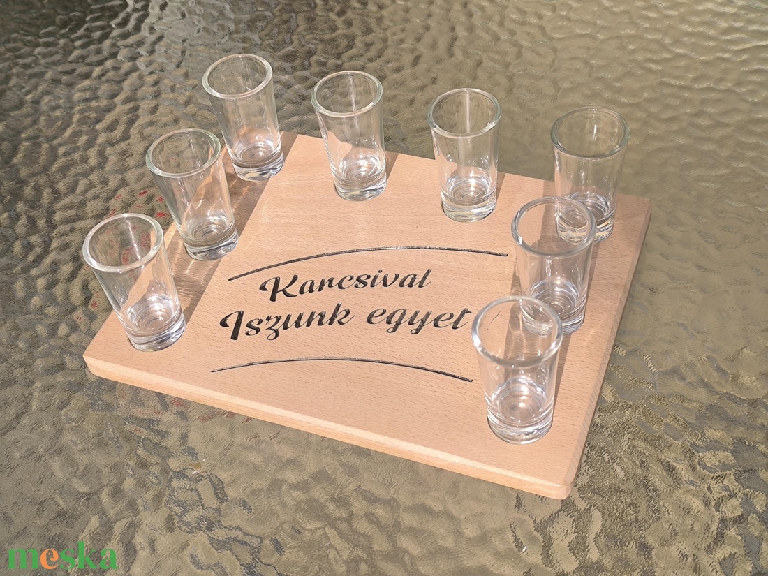 Egyedi Pálinkás Kínáló 8 Pohárral - Tömör Bükk - Személyre Szabható Felirattal - otthon & életmód - konyhafelszerelés, tálalás - tálalás - pálinkás poharak, szettek - Meska.hu