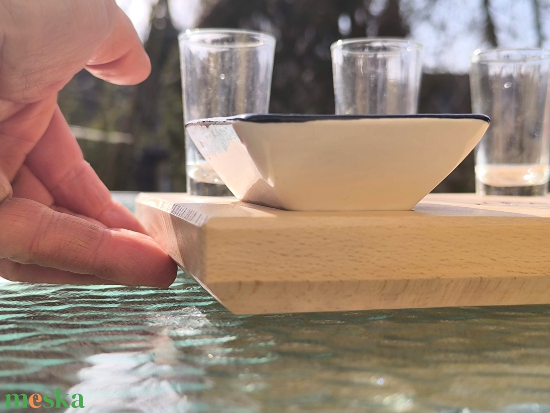 Egyedi Pálinkás és Kínáló Tálca - 4 Pohárral + 2 Kerámia Tállal - Tömör Bükkfa - otthon & életmód - konyhafelszerelés, tálalás - tálalás - pálinkás poharak, szettek - Meska.hu