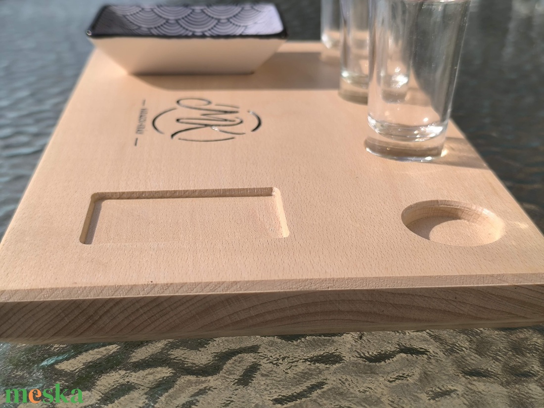 Egyedi Pálinkás és Kínáló Tálca - 4 Pohárral + 2 Kerámia Tállal - Tömör Bükkfa - otthon & életmód - konyhafelszerelés, tálalás - tálalás - pálinkás poharak, szettek - Meska.hu