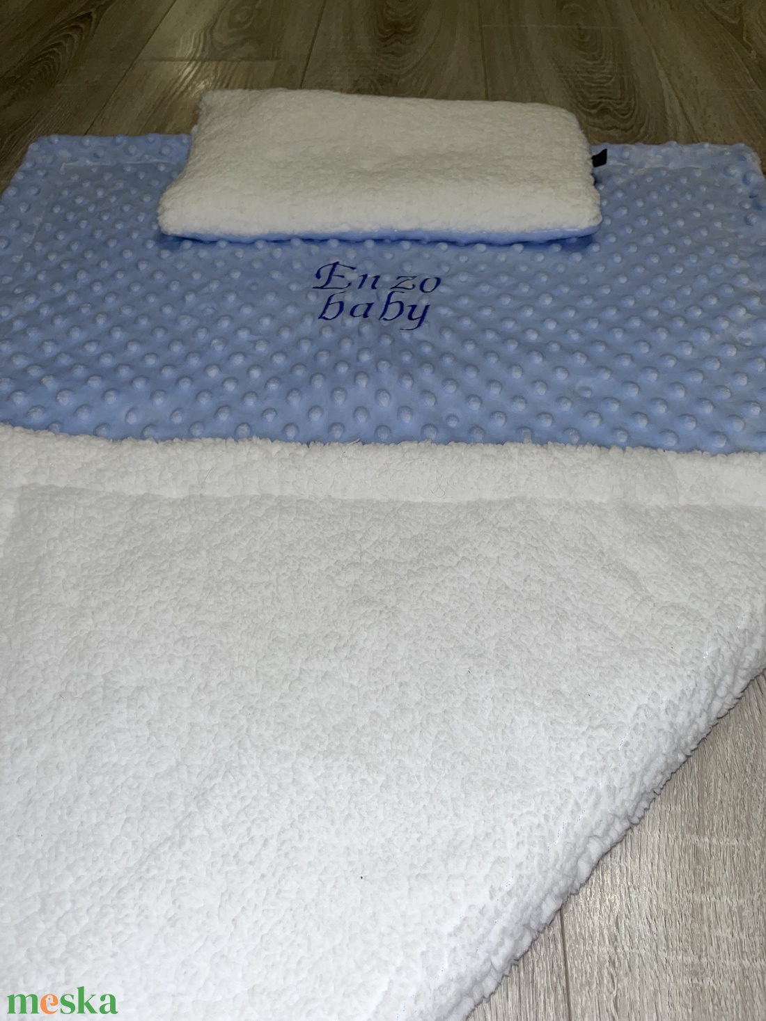 Hímzett baba takaró párnával minky és sherpa kombinációból - baba - mama - baba ágynemű - babatakaró, gyerek pléd - Meska.hu