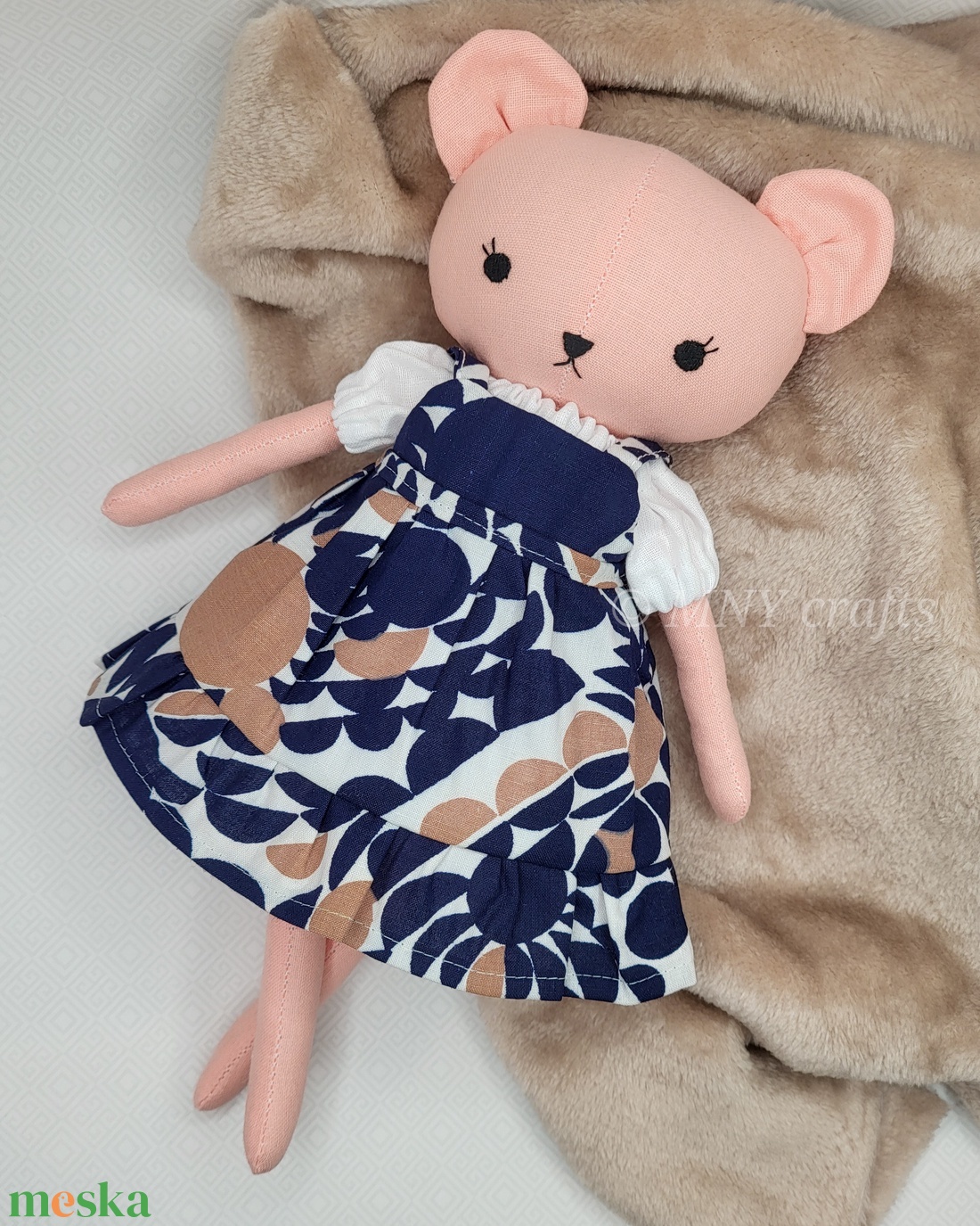 Textil mini állatka hímzett ruhával - játék & sport - plüssállat & játékfigura - maci - Meska.hu