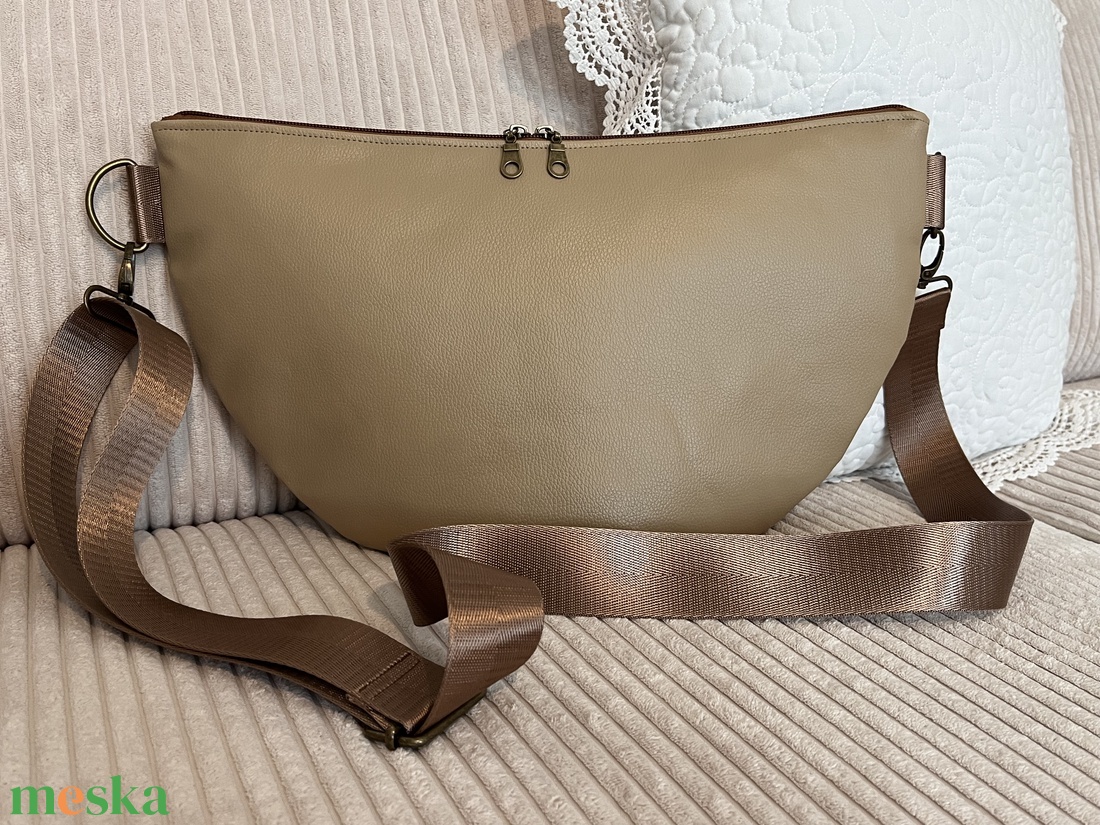 Luna bag cappuccino, barna hevederrel - táska & tok - kézitáska & válltáska - vállon átvethető táska - Meska.hu