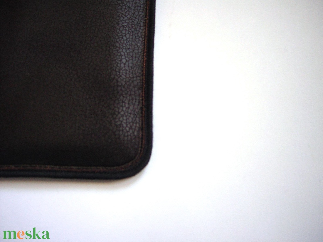Nyakbaakasztható mobil tok bőrhatású sötétbarna - táska & tok - kézitáska & válltáska - vállon átvethető táska - Meska.hu
