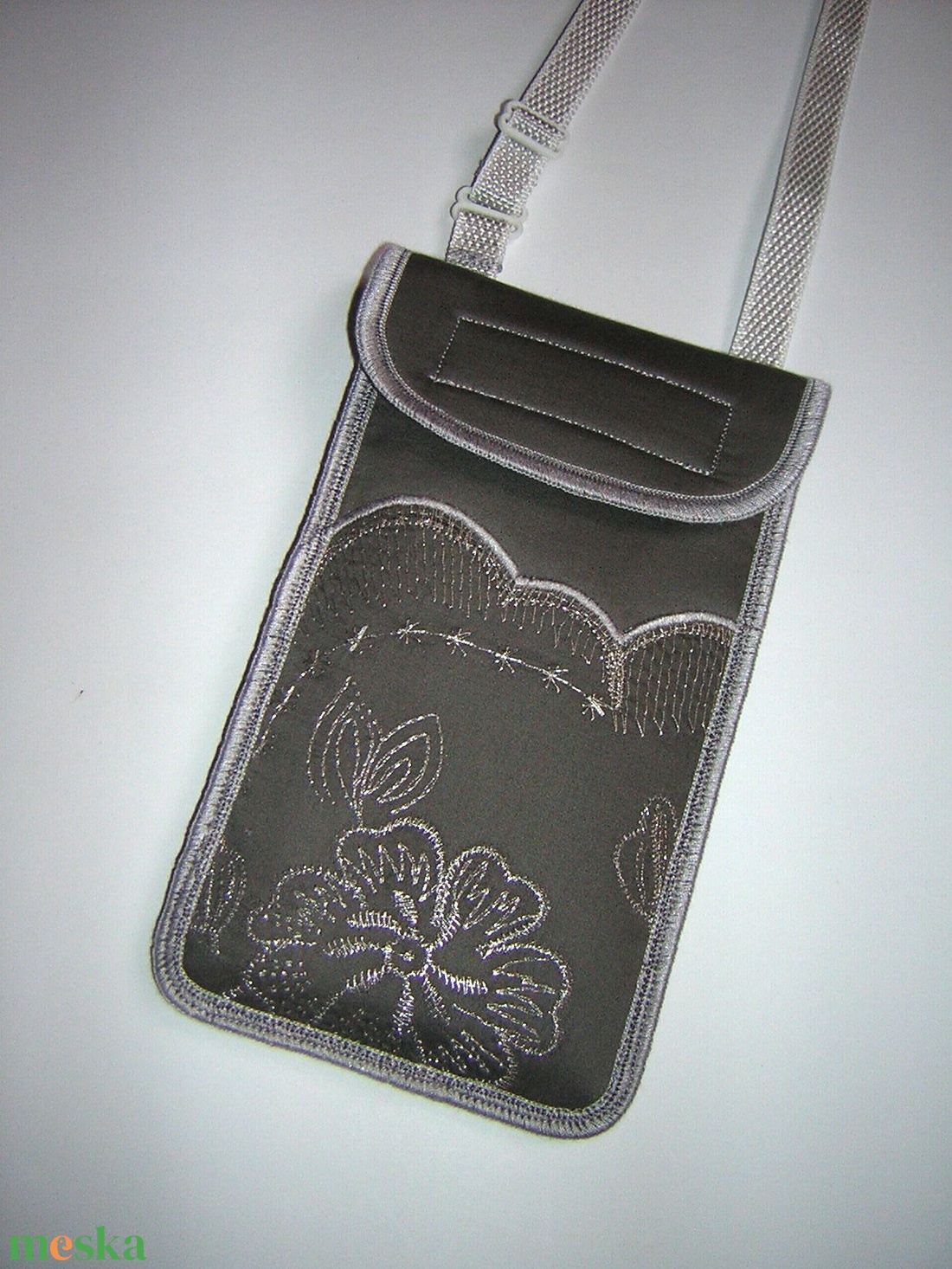 Elegáns Mobiltok állítható pánttal  XL telefon tartó  oldaltáska iPhone kistáska diszkrét ezüst hímzéssel - táska & tok - pénztárca & más tok - telefontok - Meska.hu