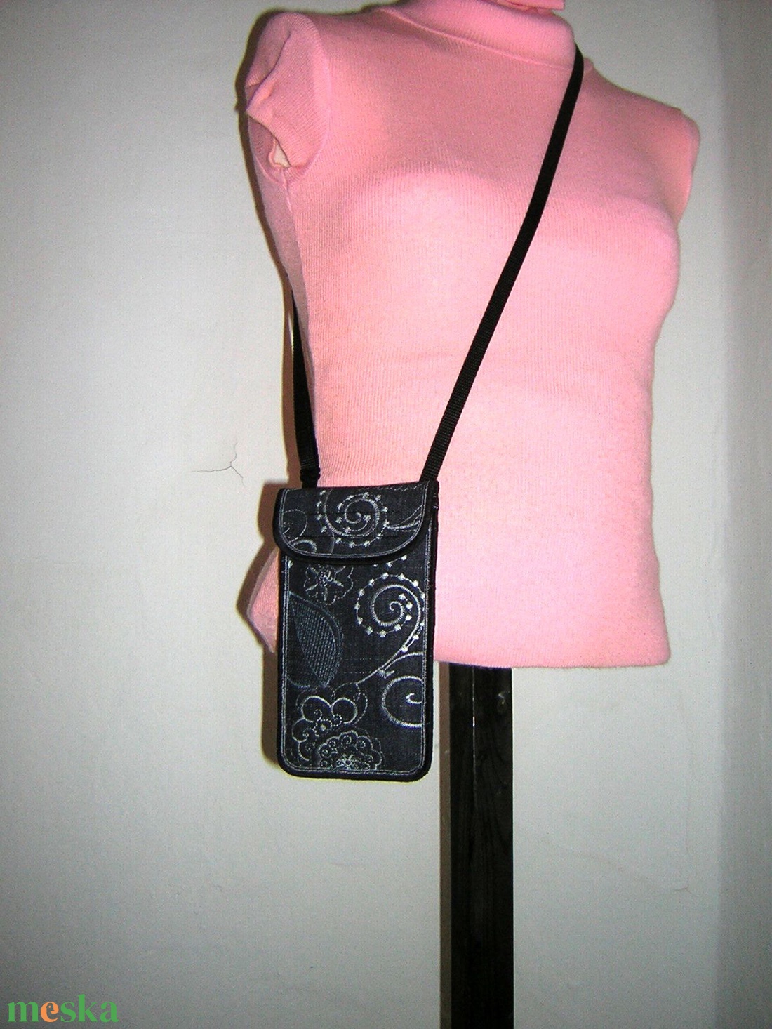 Telefontok állítható pánttal  XL telefon tartó Nyakbaakasztható kistáska hímzett farmer 2in1 - táska & tok - pénztárca & más tok - telefontok - Meska.hu