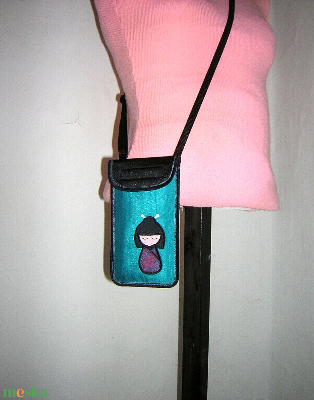 Kokeshi mobiltok Plus-os méretű telefonokhoz Állíthatópántos kistáska Japán baba - táska & tok - pénztárca & más tok - telefontok - Meska.hu Kokeshi mobiltok Plus-os méretű telefonokhoz Állíthatópántos kistáska Japán baba - táska & tok - pénztárca & más tok - telefontok - Meska.hu