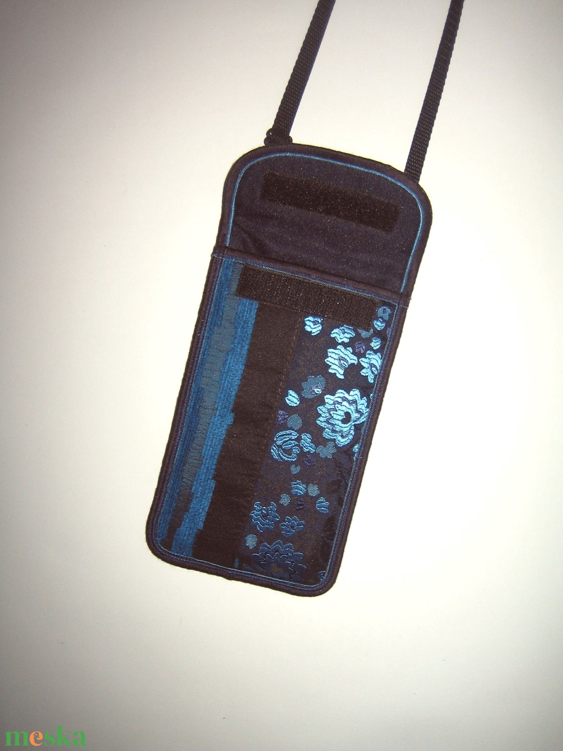 Mobiltok  Plus-os méretű telefonokhoz állítható pántos mini oldaltáska kék-fekete - táska & tok - pénztárca & más tok - telefontok - Meska.hu