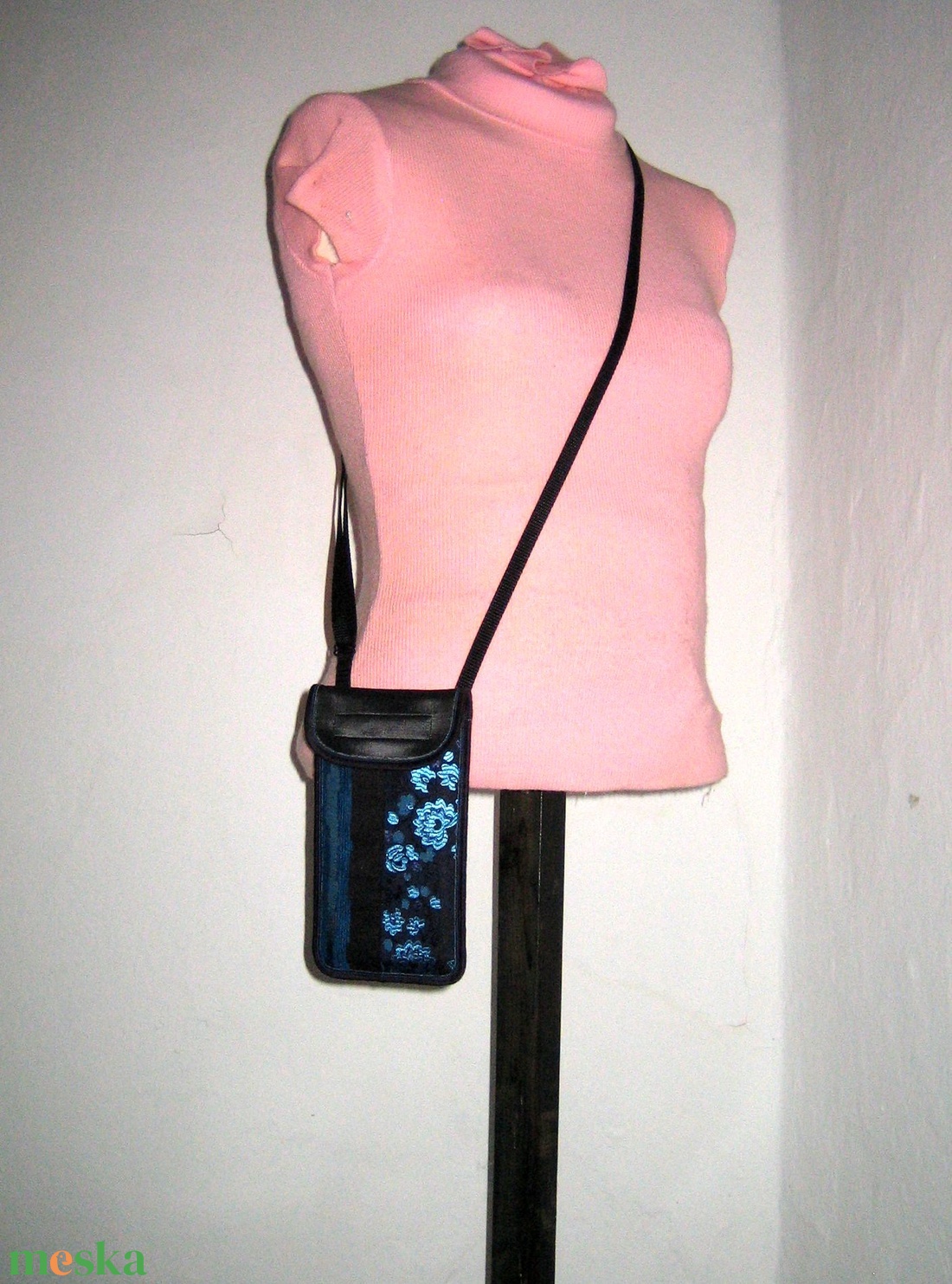 Mobiltok Plus-os méretű telefonokhoz állítható pántos mini oldaltáska kék-fekete - táska & tok - pénztárca & más tok - telefontok - Meska.hu Mobiltok Plus-os méretű telefonokhoz állítható pántos mini oldaltáska kék-fekete - táska & tok - pénztárca & más tok - telefontok - Meska.hu