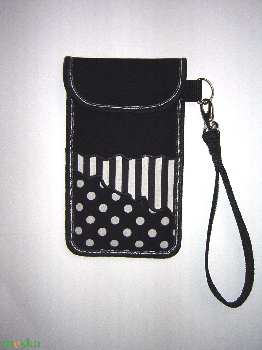 Elegáns csuklón viselhető mobiltok XL-es telefonokhoz fekete-fehér-pöttyös-csíkos - táska & tok - kézitáska & válltáska - csuklótáska - Meska.hu Elegáns csuklón viselhető mobiltok XL-es telefonokhoz fekete-fehér-pöttyös-csíkos - táska & tok - kézitáska & válltáska - csuklótáska - Meska.hu