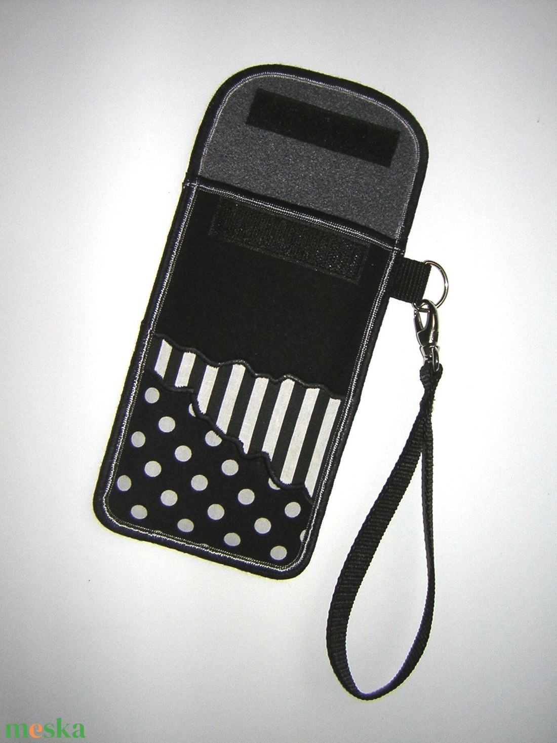 Elegáns csuklón viselhető mobiltok XL-es telefonokhoz fekete-fehér-pöttyös-csíkos - táska & tok - pénztárca & más tok - telefontok - Meska.hu Elegáns csuklón viselhető mobiltok XL-es telefonokhoz fekete-fehér-pöttyös-csíkos - táska & tok - pénztárca & más tok - telefontok - Meska.hu