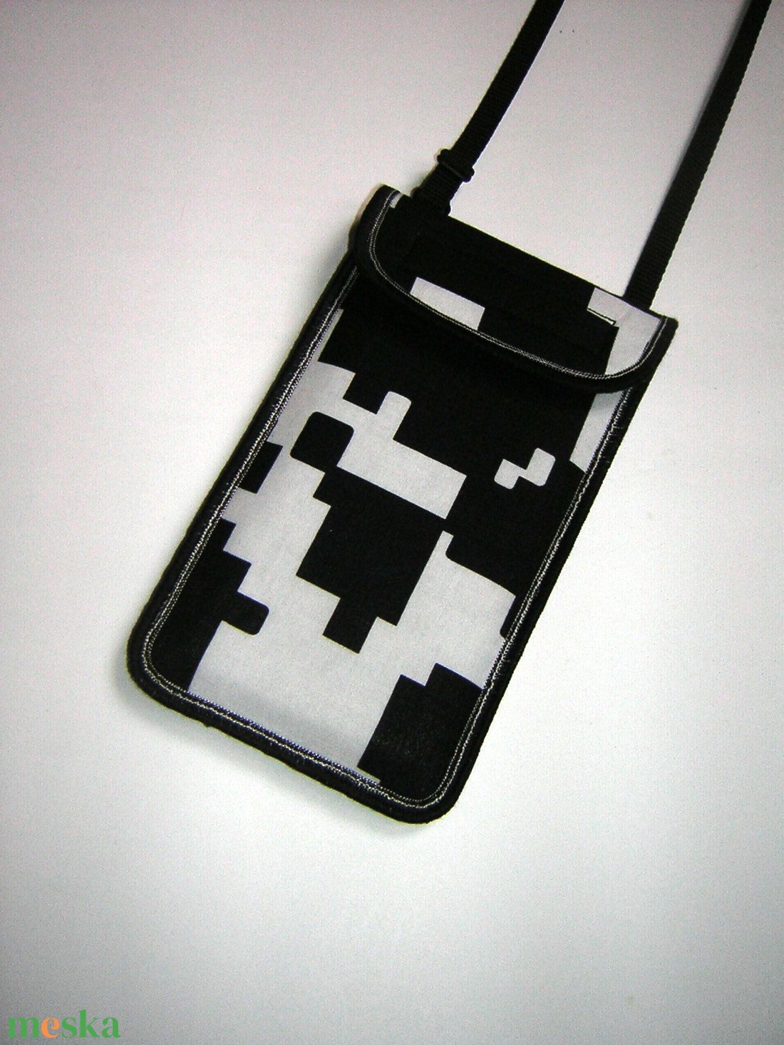Telefontok Plus-os méretű telefonokhoz Pixel mintás telefontartó állítható pánttal   - táska & tok - pénztárca & más tok - telefontok - Meska.hu
