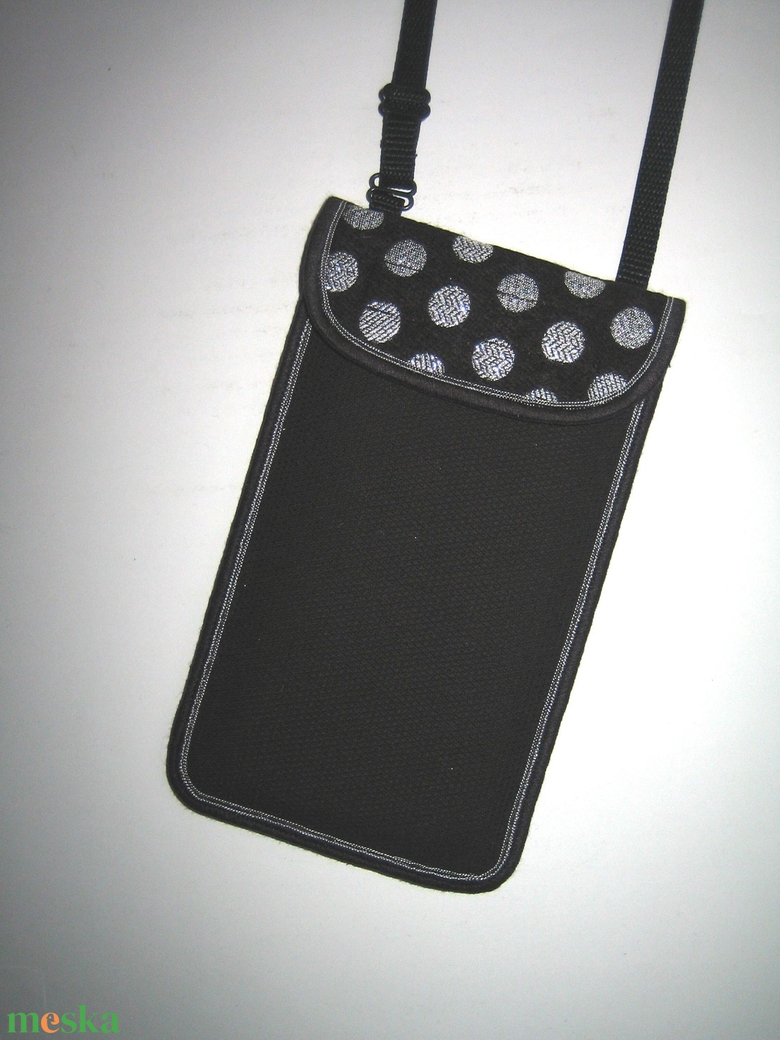 Elegáns Mobil Tok állítható pánttal XL telefon tartó oldaltáska iPhone kistáska fekete-ezüst - táska & tok - kézitáska & válltáska - vállon átvethető táska - Meska.hu Elegáns Mobil Tok állítható pánttal XL telefon tartó oldaltáska iPhone kistáska fekete-ezüst - táska & tok - kézitáska & válltáska - vállon átvethető táska - Meska.hu