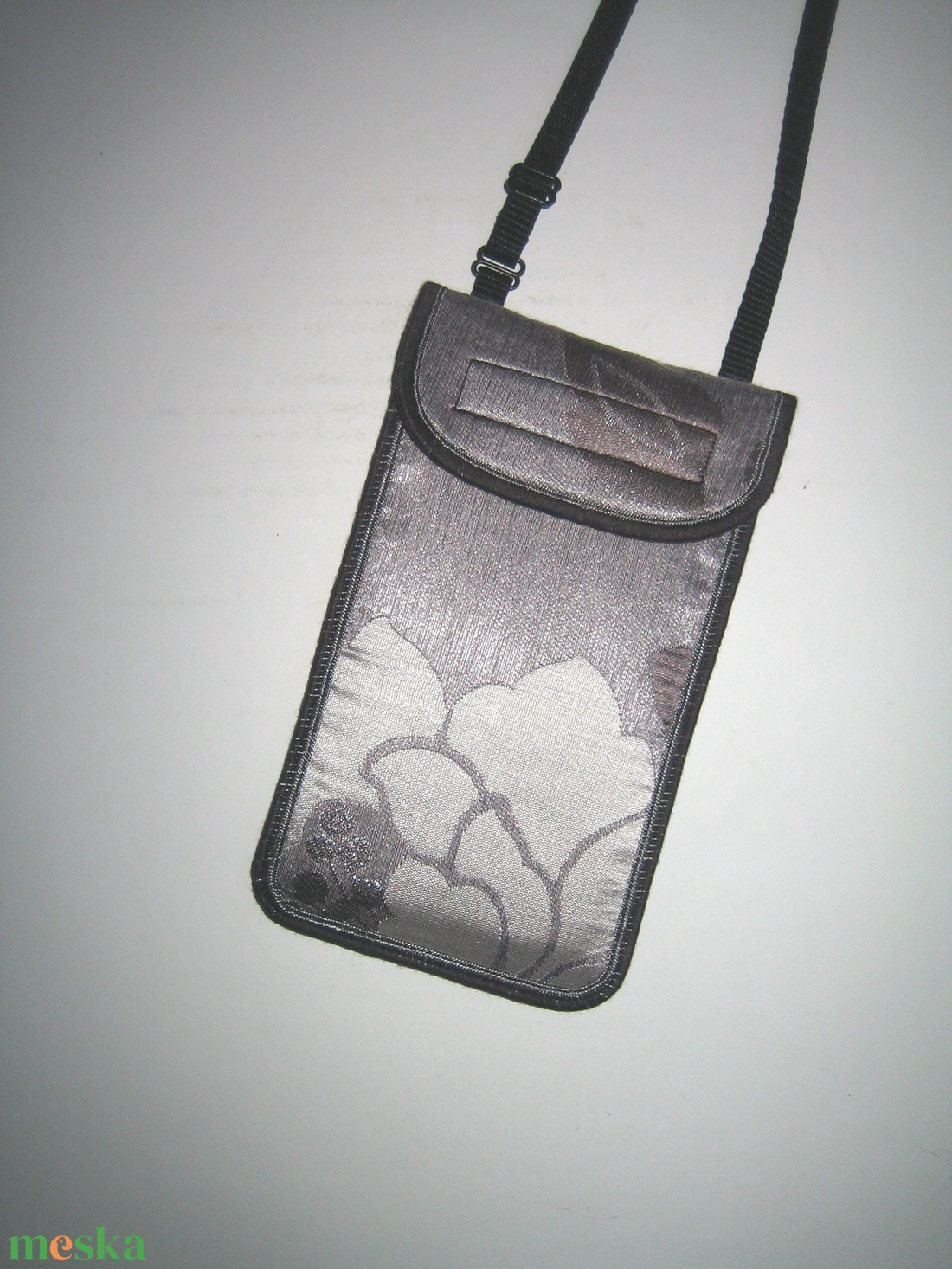 Ezüstös Mobiltok állítható pánttal fehér-szürke-ezüst - táska & tok - pénztárca & más tok - telefontok - Meska.hu