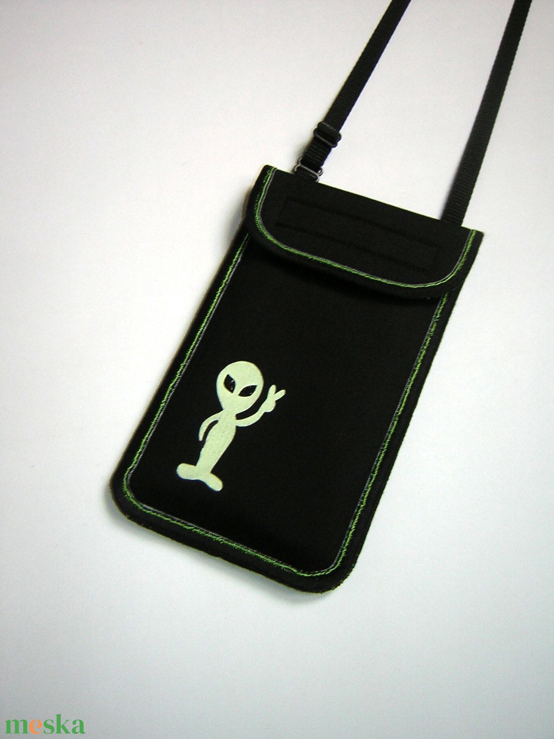 Mobilok  Plus-os méretű telefonokhoz  állíthatópántos kistáska sötétben világító földönkívüli - táska & tok - pénztárca & más tok - telefontok - Meska.hu