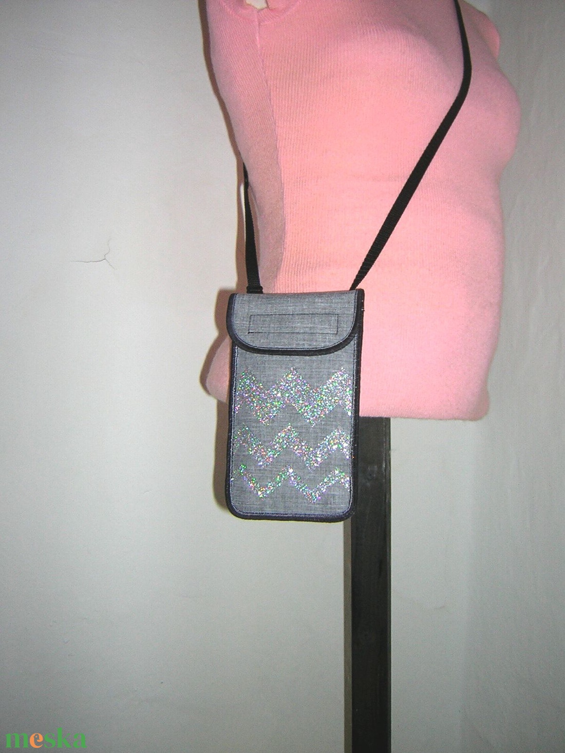 Mobiltok állítható pánttal  XL telefon tartó nyakba akasztható szürke ezüst cikk-cakkos - táska & tok - pénztárca & más tok - telefontok - Meska.hu
