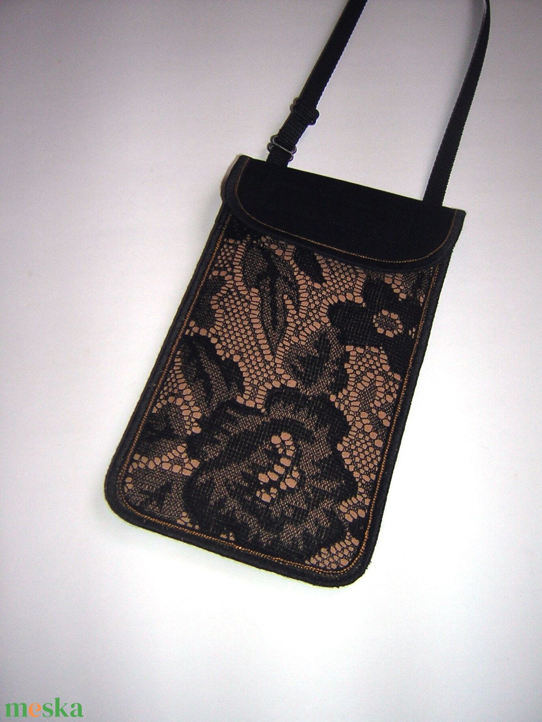 Csipkemintás mobiltok állítható pánttal XL telefon tartó Elegáns nyakba akasztható kistáska Fekete Nud  - táska & tok - pénztárca & más tok - telefontok - Meska.hu