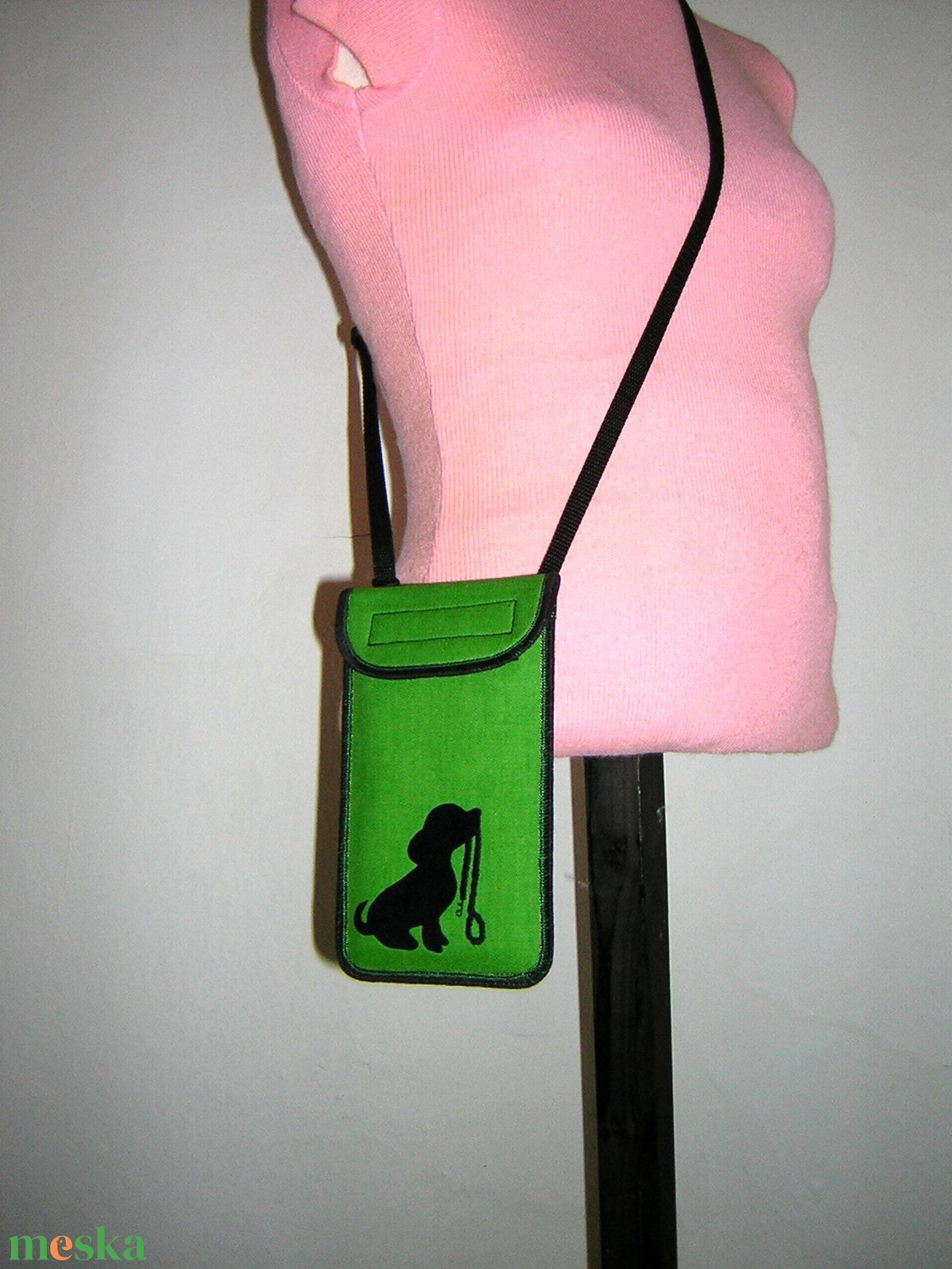 MyDog Mobiltok nagy méretű telefonokhoz állítható pánttal Kutyus pórázzal Zöld-Fekete - táska & tok - pénztárca & más tok - telefontok - Meska.hu MyDog Mobiltok nagy méretű telefonokhoz állítható pánttal Kutyus pórázzal Zöld-Fekete - táska & tok - pénztárca & más tok - telefontok - Meska.hu