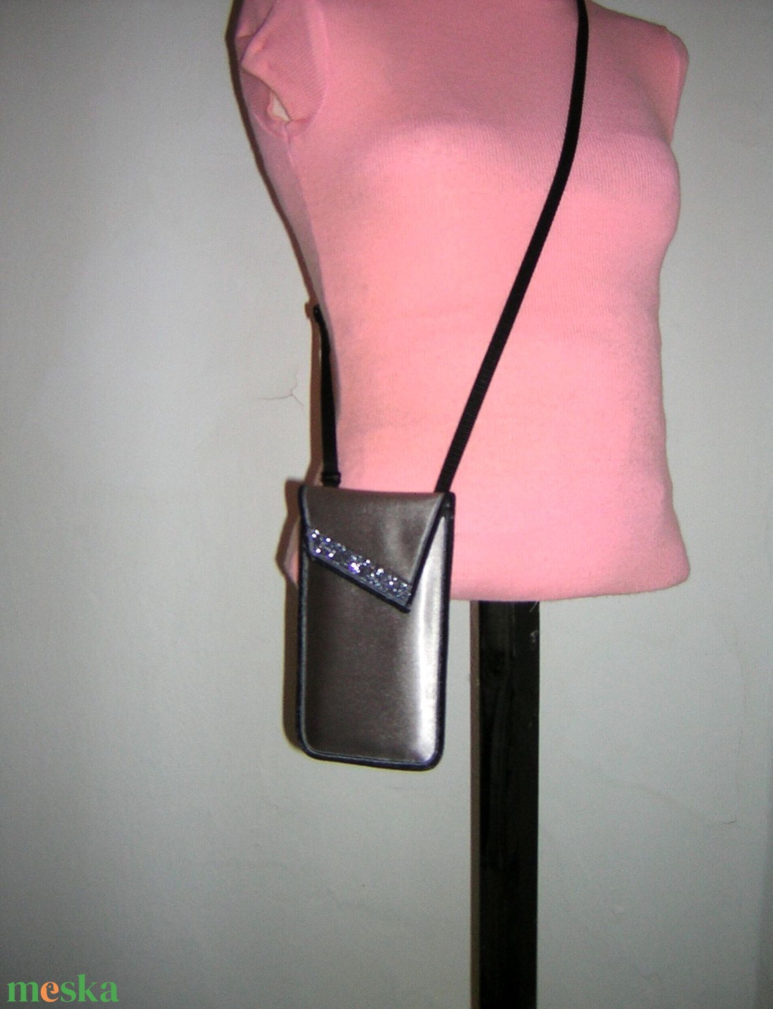 Elegáns Mobiltok állítható pánttal XL telefon tartó oldaltáska iPhone kistáska ezüstszürke - táska & tok - pénztárca & más tok - telefontok - Meska.hu Elegáns Mobiltok állítható pánttal XL telefon tartó oldaltáska iPhone kistáska ezüstszürke - táska & tok - pénztárca & más tok - telefontok - Meska.hu