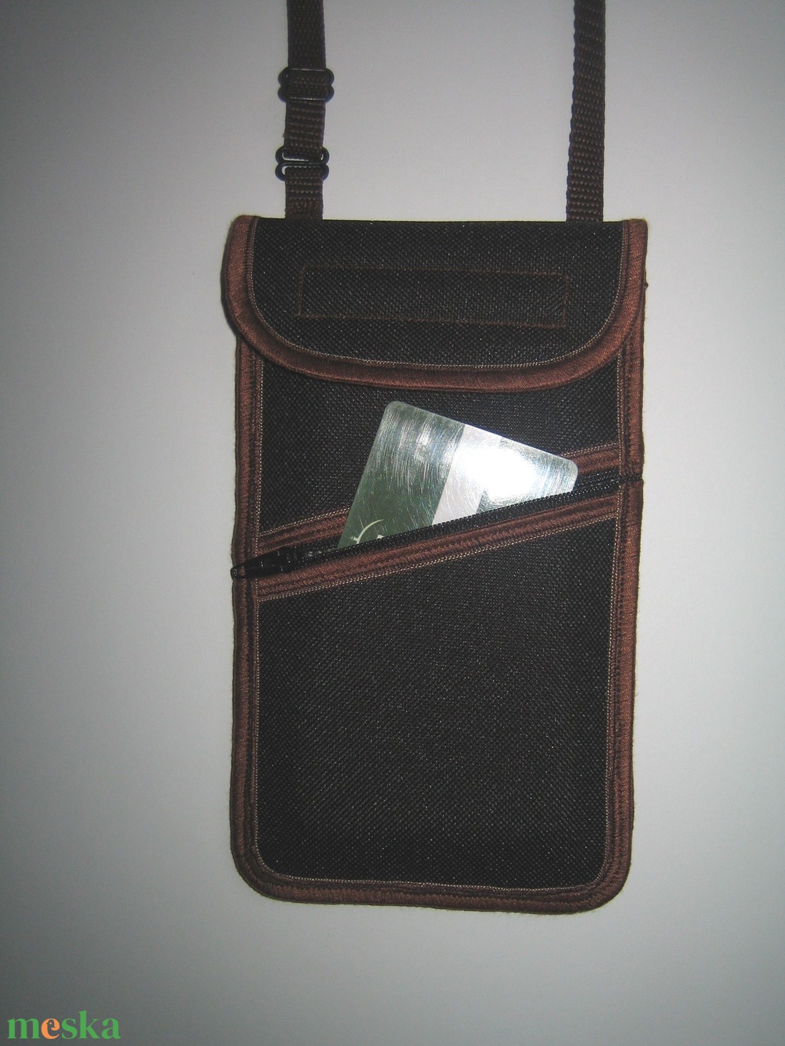 Esőálló zsebes mobiltok  Plus-os méretű telefonokhoz  állítható pántos kistáska Fekete-Barna #telefontartó#kistáska - táska & tok - pénztárca & más tok - telefontok - Meska.hu
