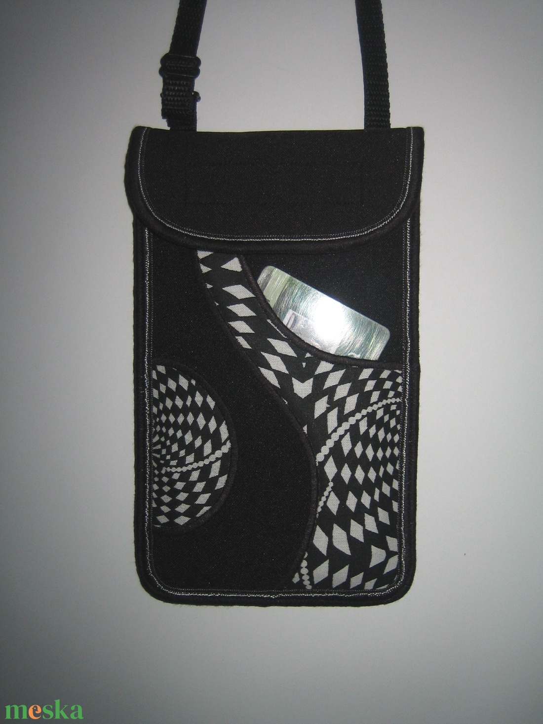 Zsebes mobiltok 2in1 állítható pánttal  XL telefon tartó Nyakba akasztható kistáska fekete-fehér - táska & tok - pénztárca & más tok - telefontok - Meska.hu
