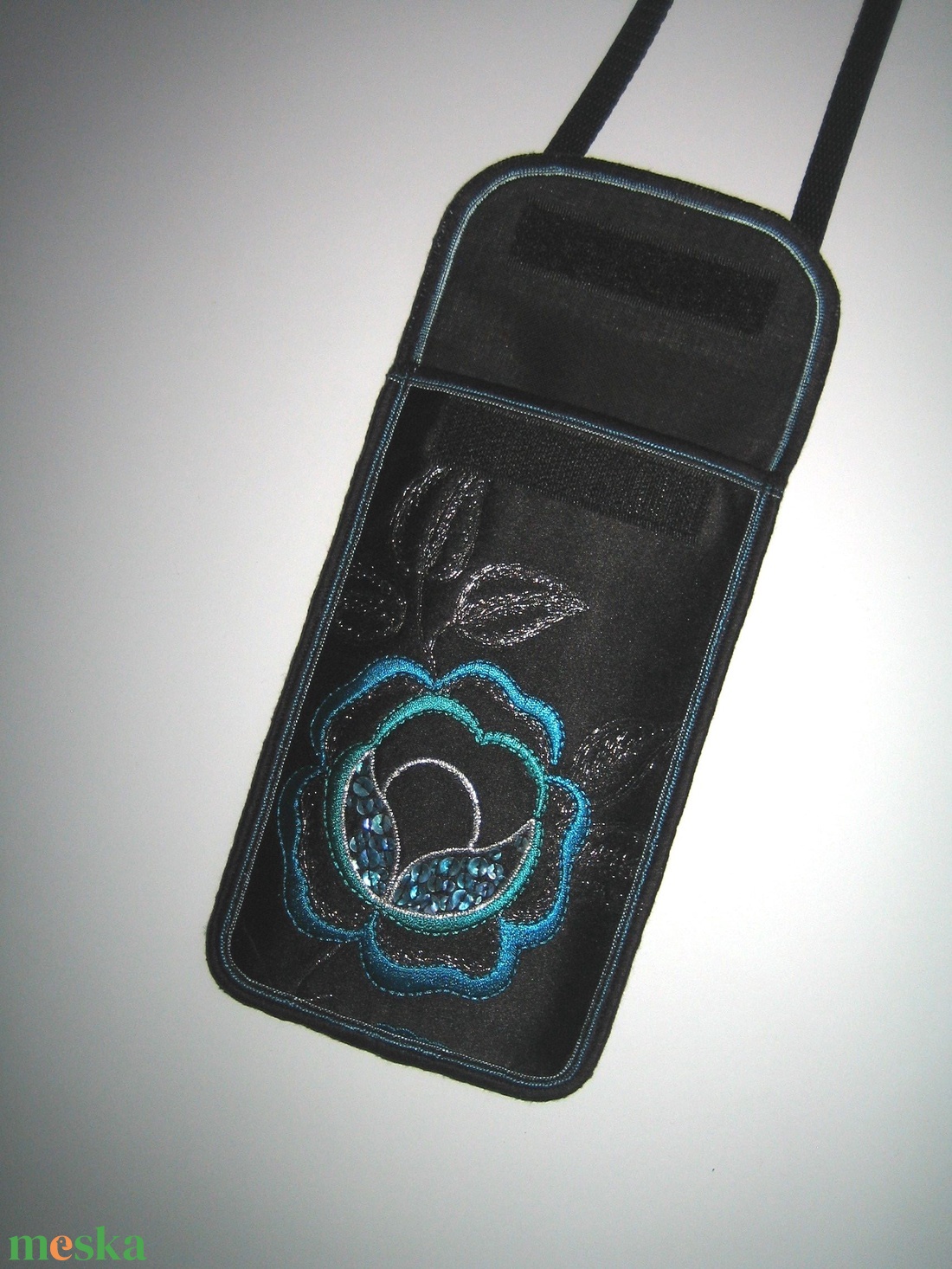 Hímzett szatén mobiltok állíthatópántos kistáska 2in1 - táska & tok - pénztárca & más tok - telefontok - Meska.hu Hímzett szatén mobiltok állíthatópántos kistáska 2in1 - táska & tok - pénztárca & más tok - telefontok - Meska.hu
