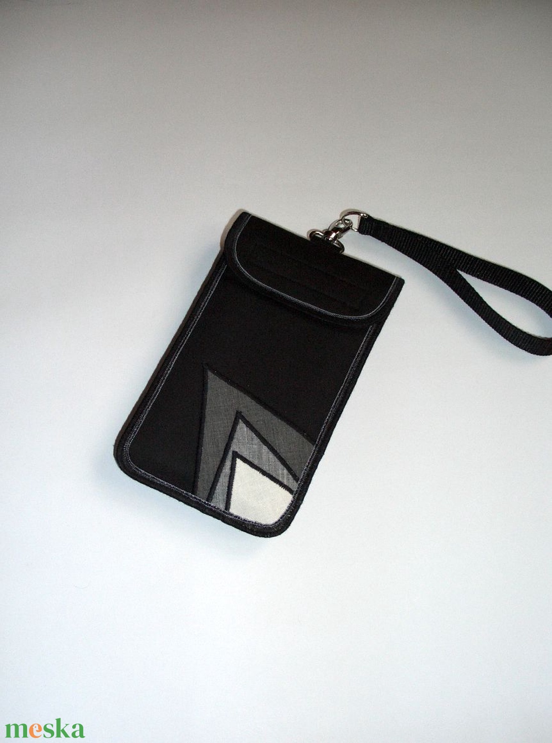 Mobiltok nagy méretű telefonhoz levehető pántos csuklótáska fekete fehér szürke Geometrikus rátéttel - táska & tok - pénztárca & más tok - telefontok - Meska.hu