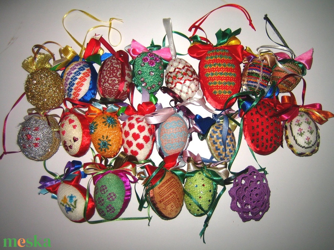 Hímzett Tojás kavalkád  /gyöngy-hímzés-strassz/ - otthon & életmód - dekoráció - fali és függő dekoráció - függődísz - Meska.hu