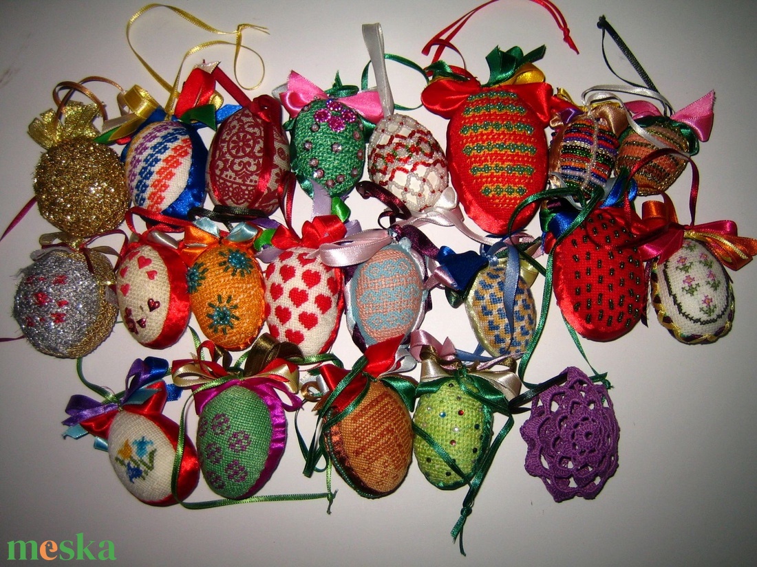 Hímzett Tojás kavalkád  /gyöngy-hímzés-strassz/ - otthon & életmód - dekoráció - fali és függő dekoráció - függődísz - Meska.hu