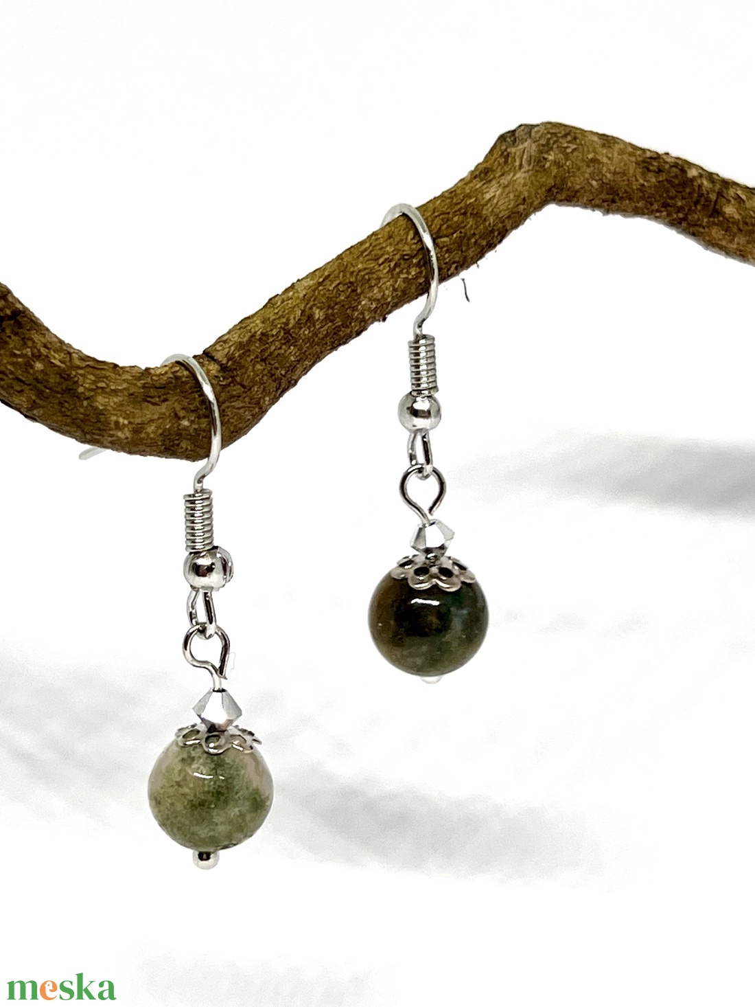 Lógós fülbevaló zöldes barnás jáspis ásvány gyönggyel - ékszer - fülbevaló - lógó fülbevaló - Meska.hu