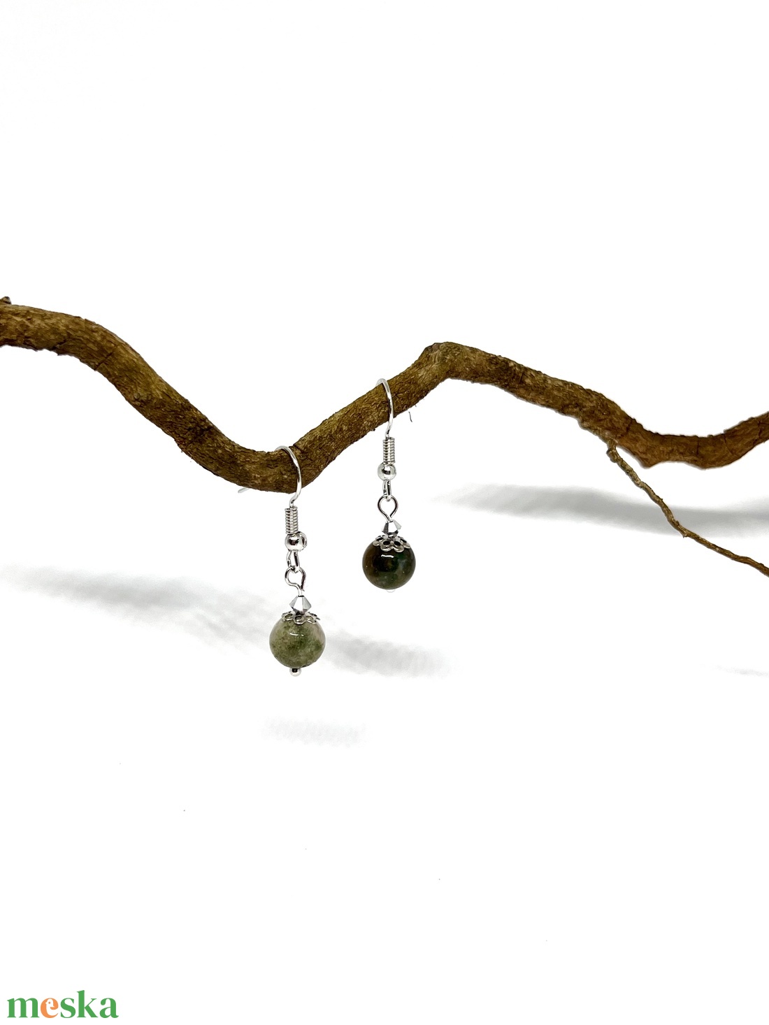 Lógós fülbevaló zöldes barnás jáspis ásvány gyönggyel - ékszer - fülbevaló - lógó fülbevaló - Meska.hu