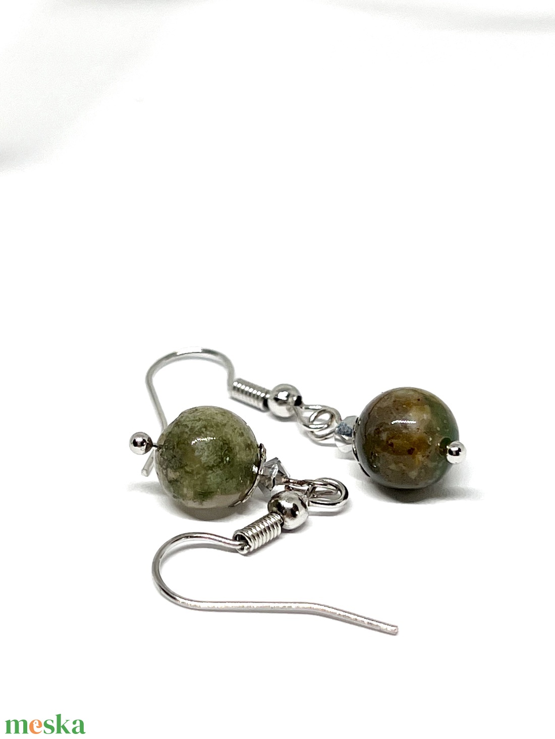 Lógós fülbevaló zöldes barnás jáspis ásvány gyönggyel - ékszer - fülbevaló - lógó fülbevaló - Meska.hu