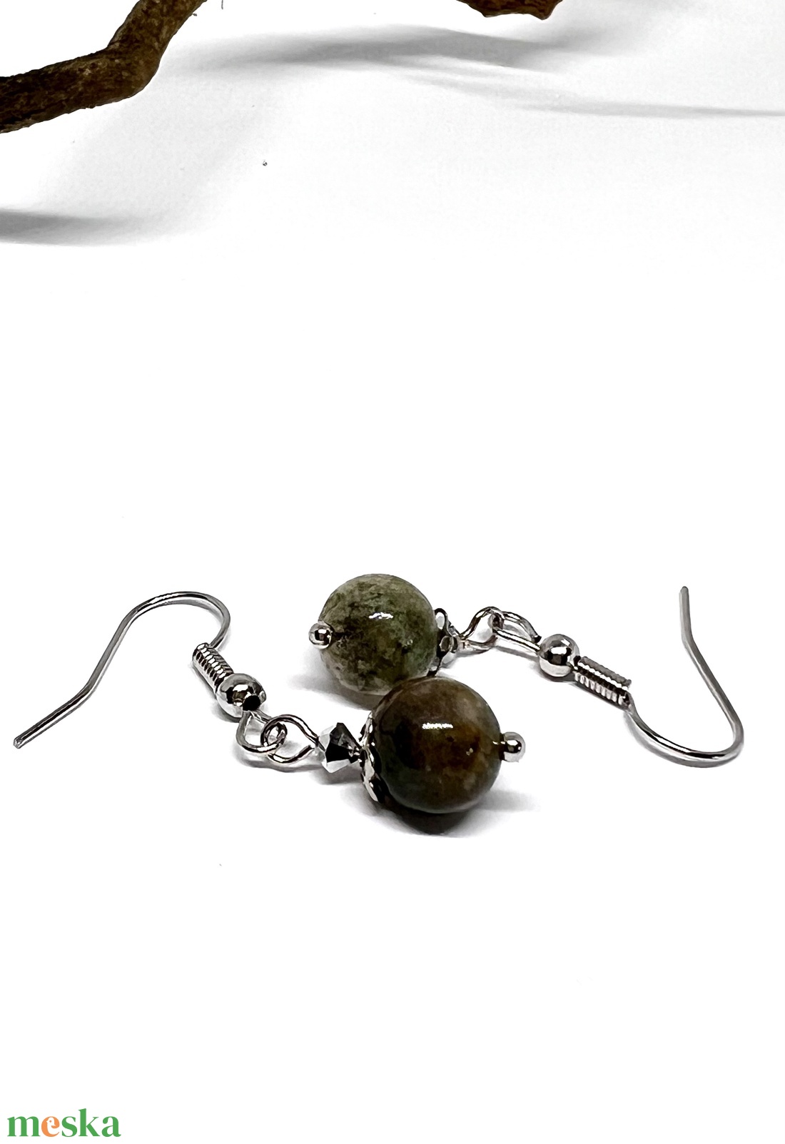 Lógós fülbevaló zöldes barnás jáspis ásvány gyönggyel - ékszer - fülbevaló - lógó fülbevaló - Meska.hu