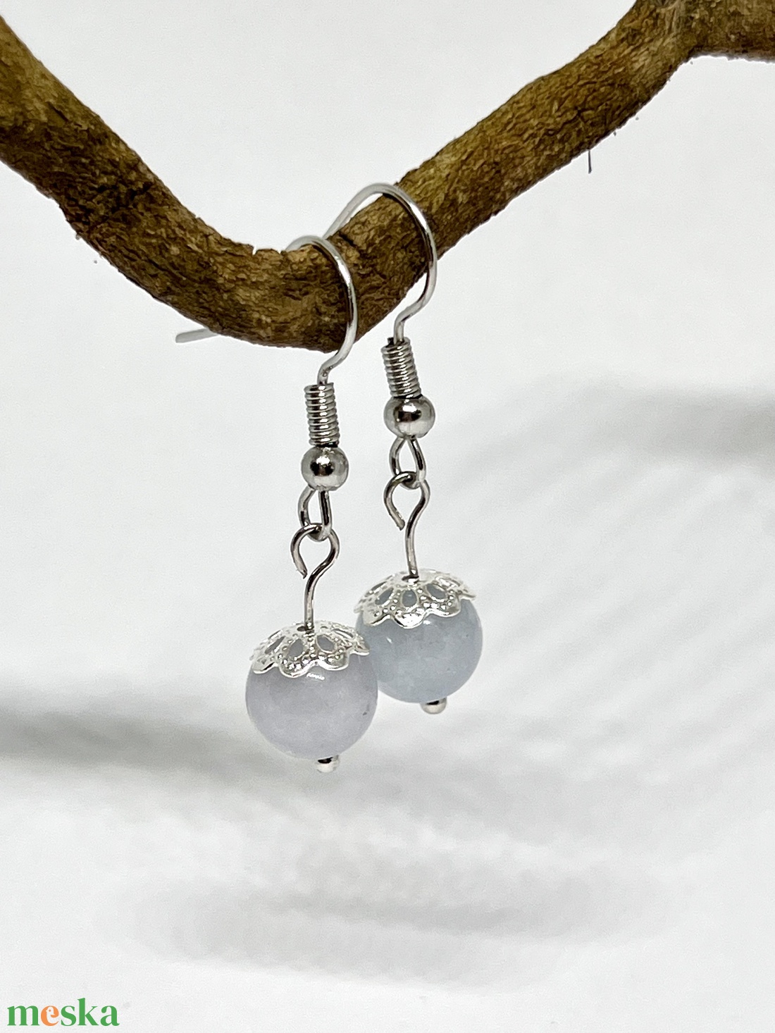 Lógós fülbevaló világoskék akvamarin ásvány gyönggyel - ékszer - fülbevaló - lógó fülbevaló - Meska.hu