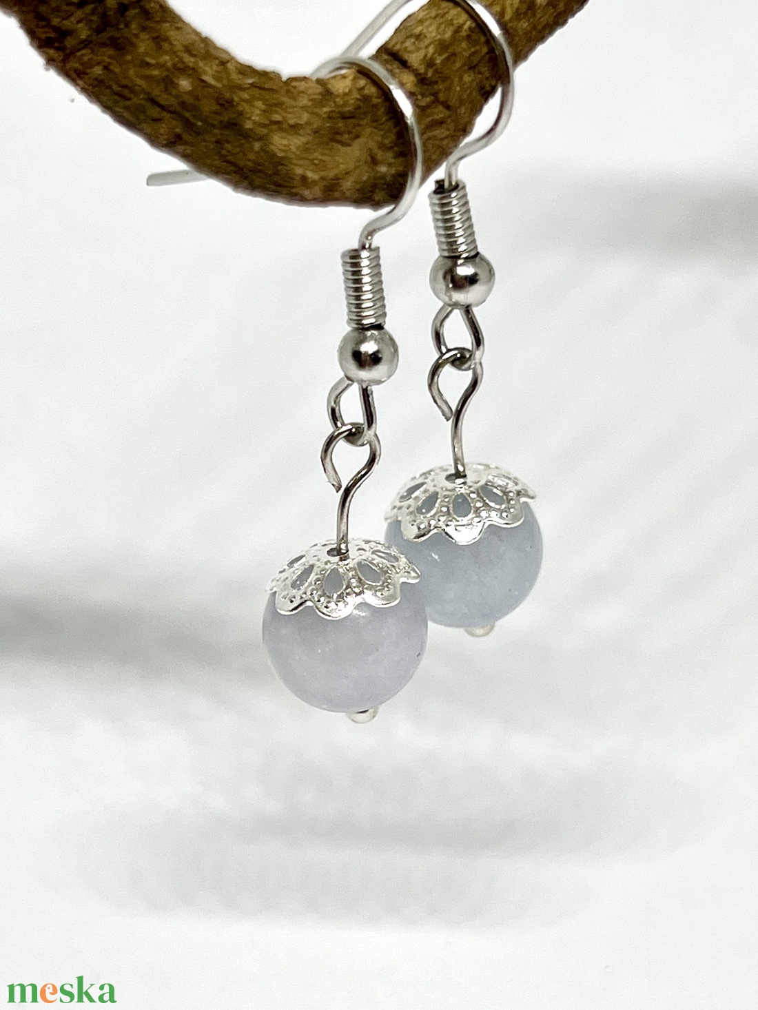 Lógós fülbevaló világoskék akvamarin ásvány gyönggyel - ékszer - fülbevaló - lógó fülbevaló - Meska.hu