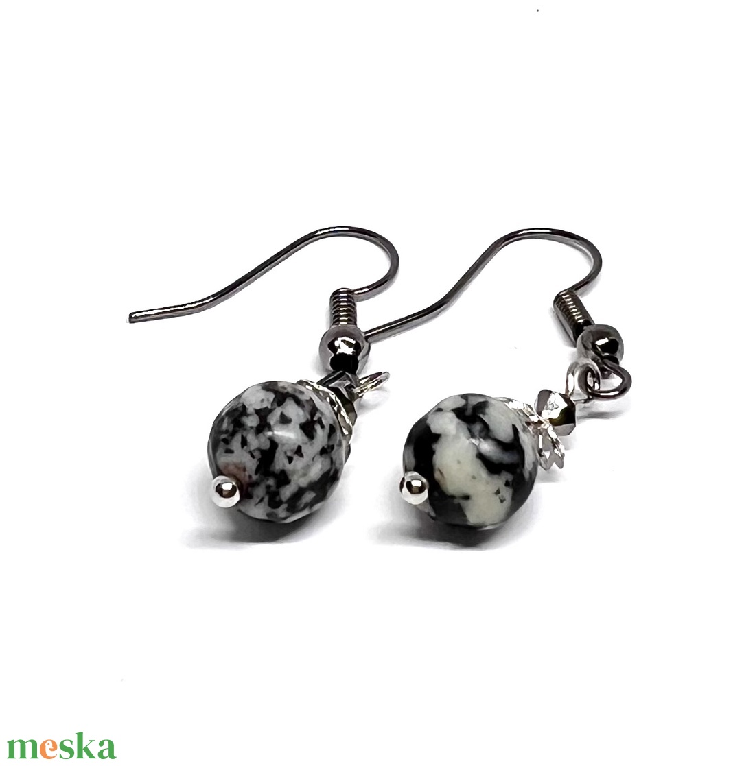 Lógós fülbevaló fekete-fehér ásvány gyönggyel - ékszer - fülbevaló - lógó fülbevaló - Meska.hu