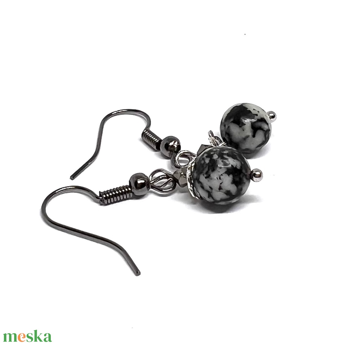 Lógós fülbevaló fekete-fehér ásvány gyönggyel - ékszer - fülbevaló - lógó fülbevaló - Meska.hu