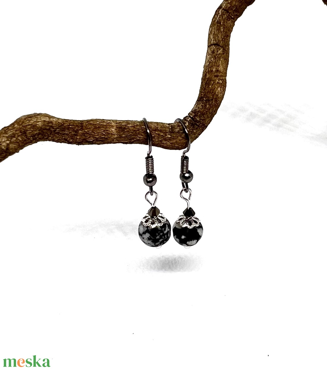 Lógós fülbevaló fekete-fehér ásvány gyönggyel - ékszer - fülbevaló - lógó fülbevaló - Meska.hu