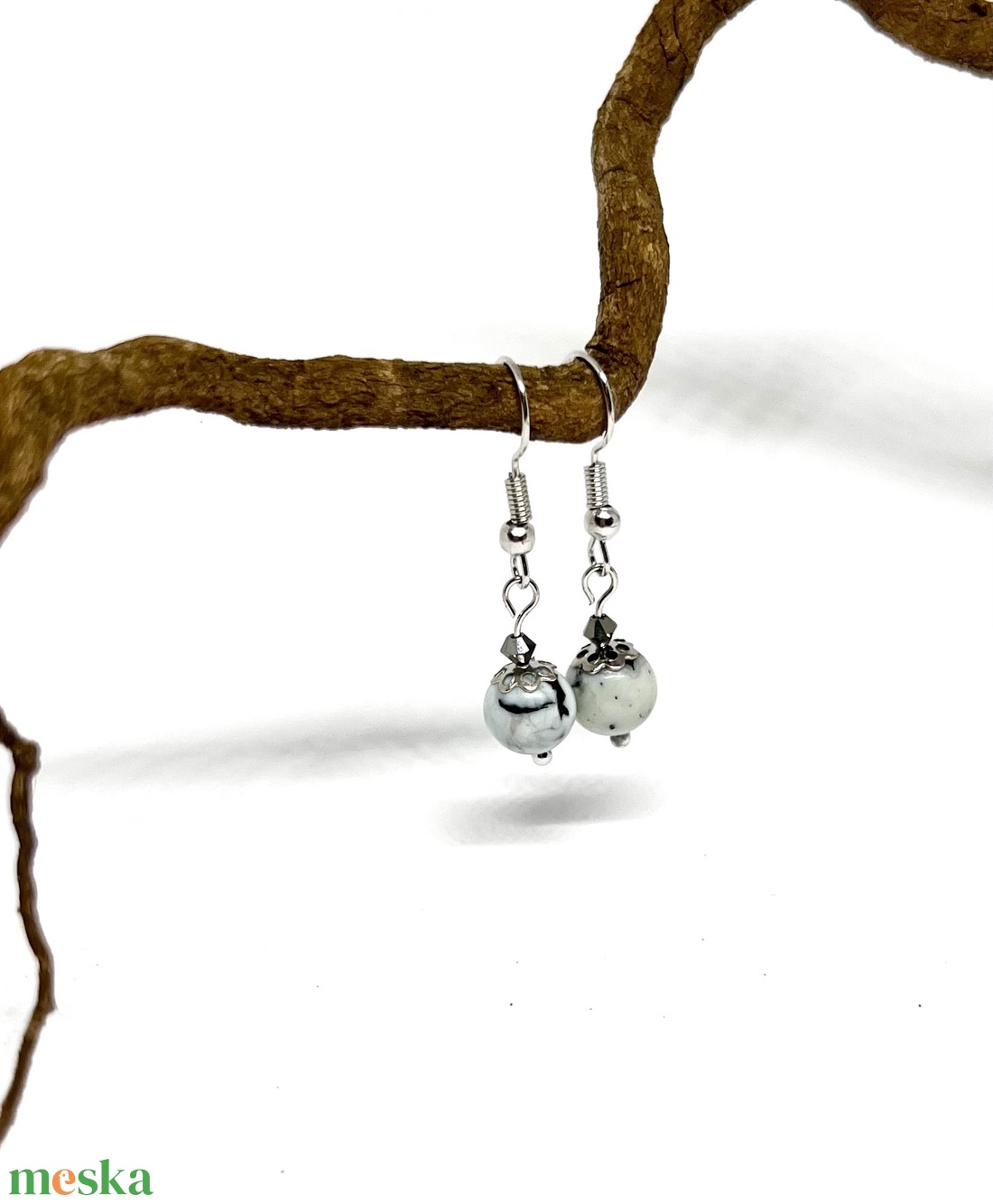 Lógós fülbevaló fekete-fehér ásvány gyönggyel - ékszer - fülbevaló - lógó fülbevaló - Meska.hu