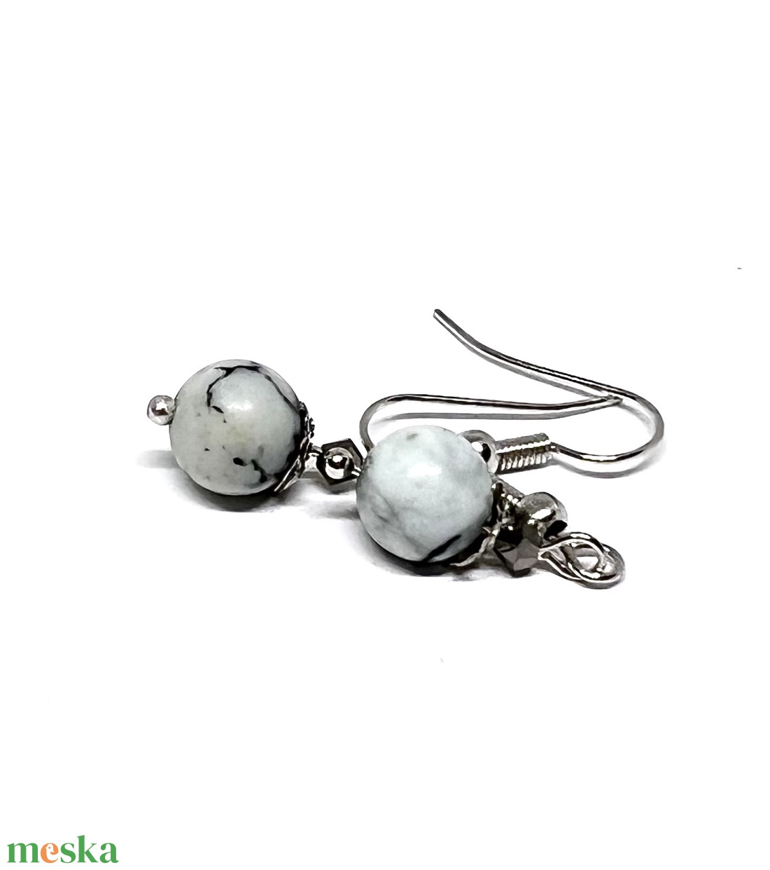 Lógós fülbevaló fekete-fehér ásvány gyönggyel - ékszer - fülbevaló - lógó fülbevaló - Meska.hu