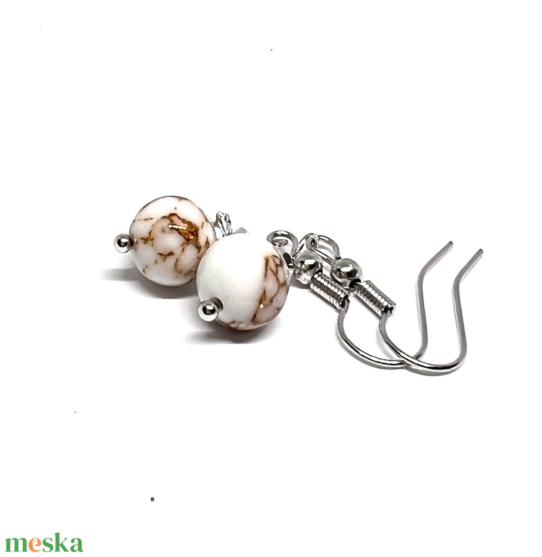 Lógós fülbevaló fehér-arany márványos gyönggyel - ékszer - fülbevaló - lógó fülbevaló - Meska.hu