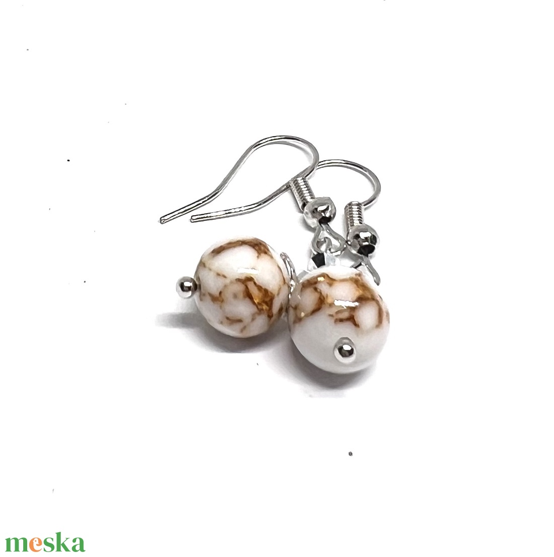 Lógós fülbevaló fehér-arany márványos gyönggyel - ékszer - fülbevaló - lógó fülbevaló - Meska.hu