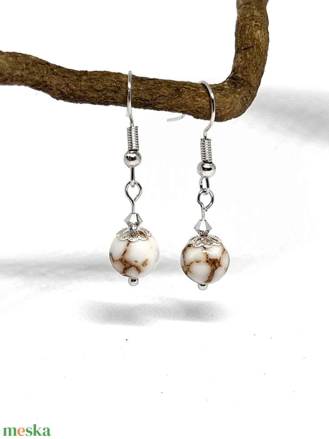 Lógós fülbevaló fehér-arany márványos gyönggyel - ékszer - fülbevaló - lógó fülbevaló - Meska.hu