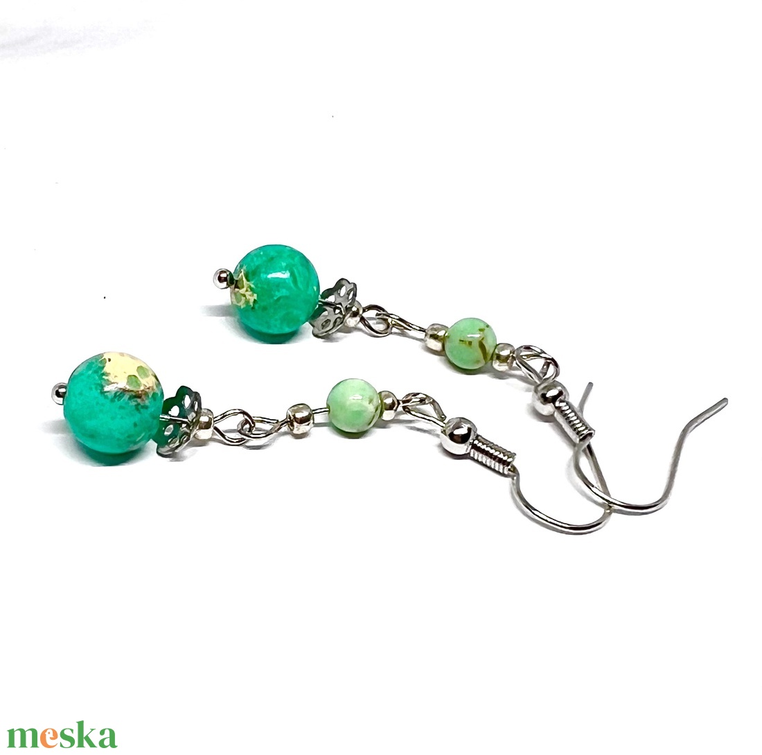 Lógós fülbevaló zöldeskék márványos gyönggyel - ékszer - fülbevaló - lógó fülbevaló - Meska.hu