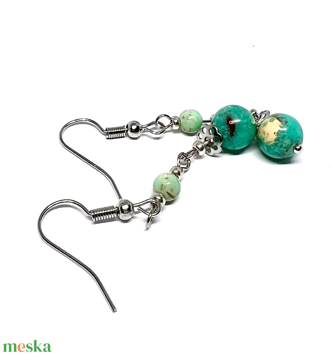 Lógós fülbevaló zöldeskék márványos gyönggyel - ékszer - fülbevaló - lógó fülbevaló - Meska.hu