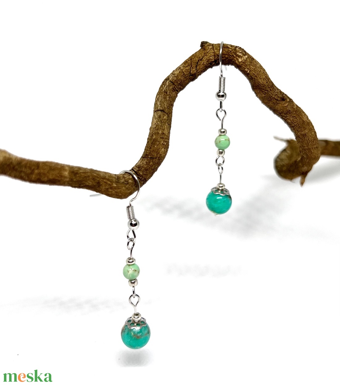 Lógós fülbevaló zöldeskék márványos gyönggyel - ékszer - fülbevaló - lógó fülbevaló - Meska.hu