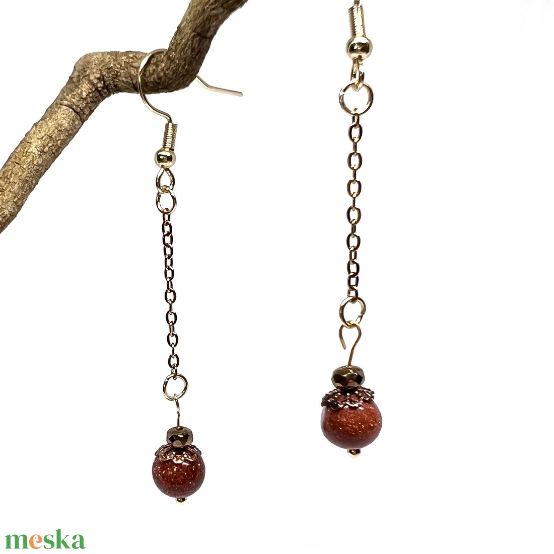 Lógós fülbevaló csillogó goldfluss gyönggyel - ékszer - fülbevaló - lógó fülbevaló - Meska.hu