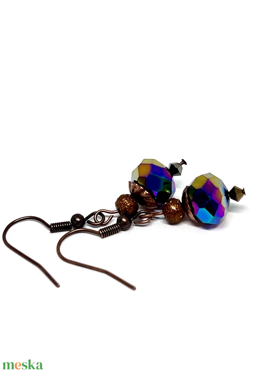 Vidám lógós fülbevaló színváltós, holografikus gyönggyel - ékszer - fülbevaló - lógó fülbevaló - Meska.hu