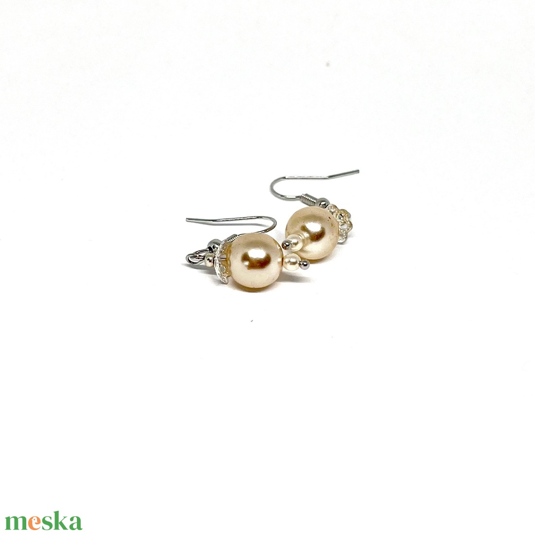 Alkalmi lógós fülbevaló gyöngyház színű gyönggyel - ékszer - fülbevaló - lógó fülbevaló - Meska.hu